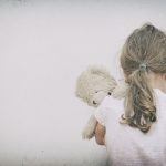 ۵ نشانه بچه ای که کمبود محبت دارد
