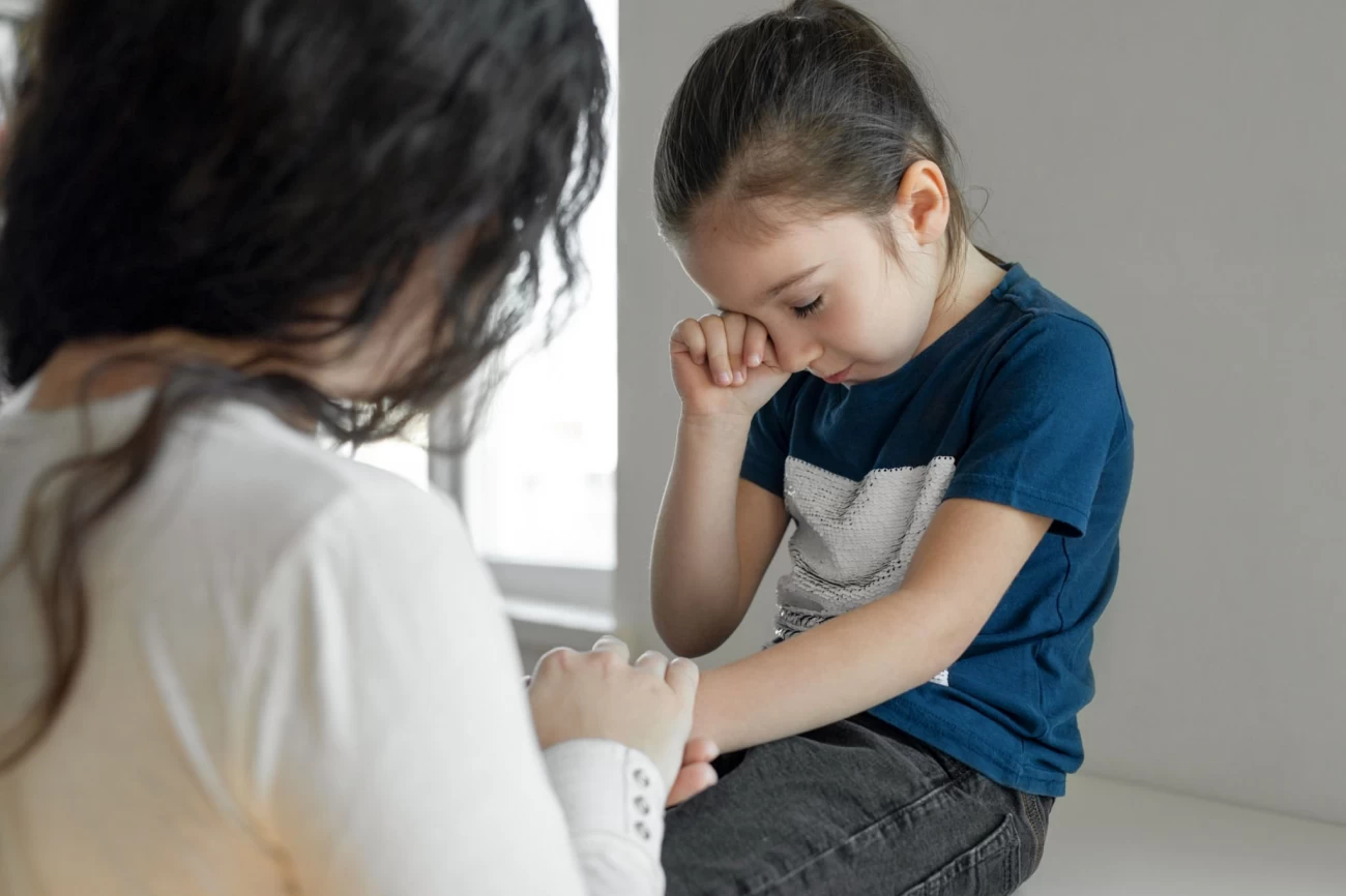 کودکان از چه سنی عذرخواهی کردن را یاد می‌گیرند؟