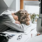 ۱۲ راه‌ برای رفع خستگی ذهن و بدن بعد از کار کردن